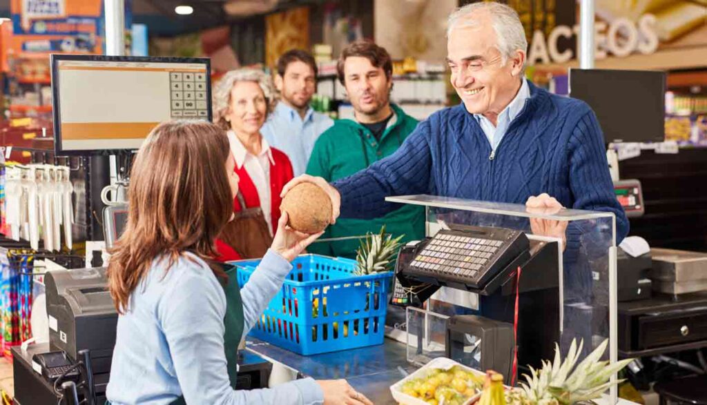 Senhor feliz por um bom atendimento como fidelizar clientes